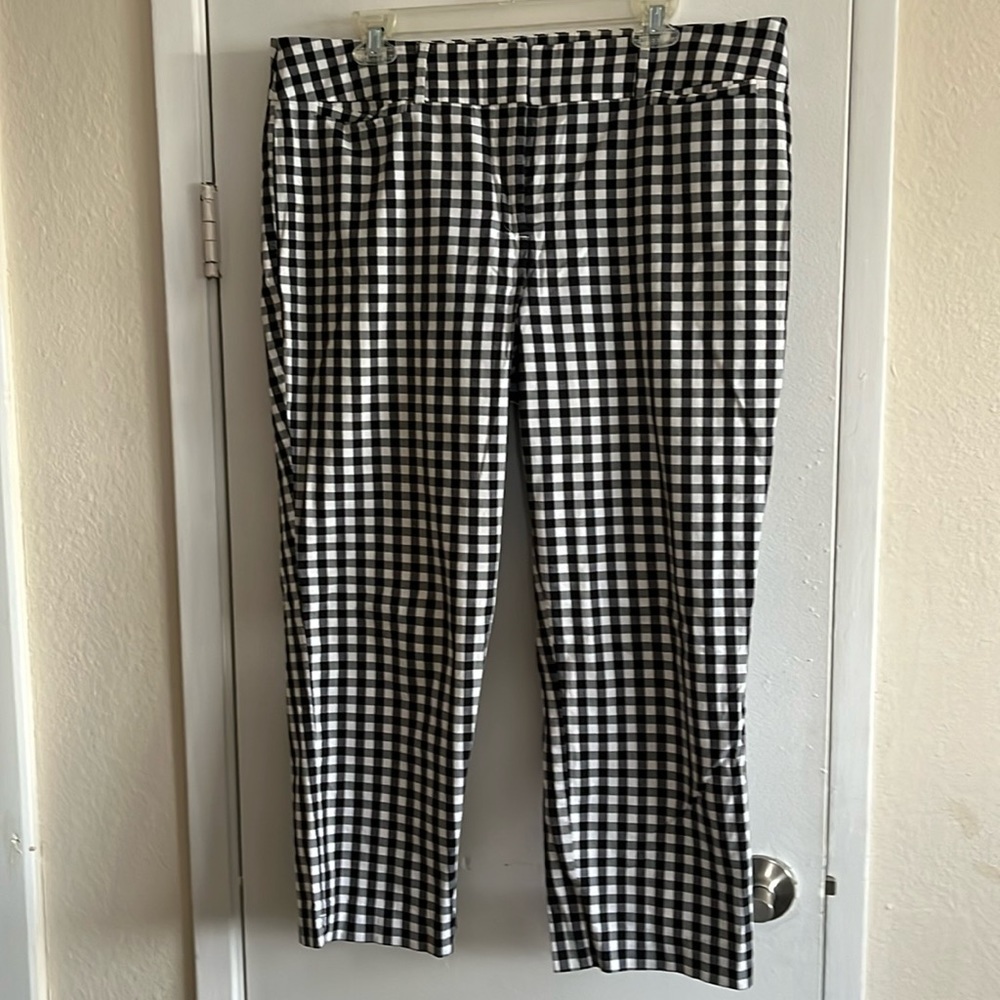 Ann Taylor Black and White Gingham Capris